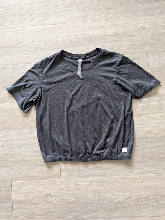 Vuori Tops - Vuori Charcoal Gray Everyday Tee